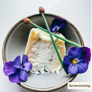 Millefeuilles - geschichteter Weichkäse aus Ziegen- und Kuhmilch