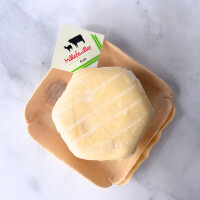 Millefeuilles - geschichteter Weichkäse aus Ziegen- und Kuhmilch