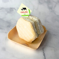 Millefeuilles - geschichteter Weichkäse aus Ziegen- und Kuhmilch